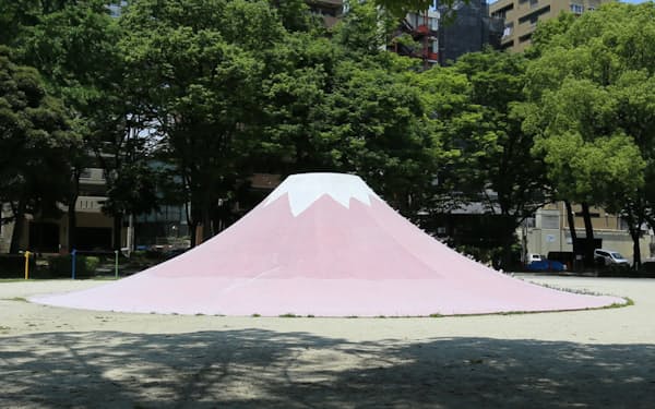 ピンク色に白い冠雪が鮮やかな富士山すべり台（名古屋市中区の葉場公園）