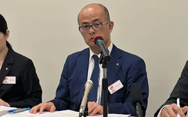 決算を説明する野村の森内CFO