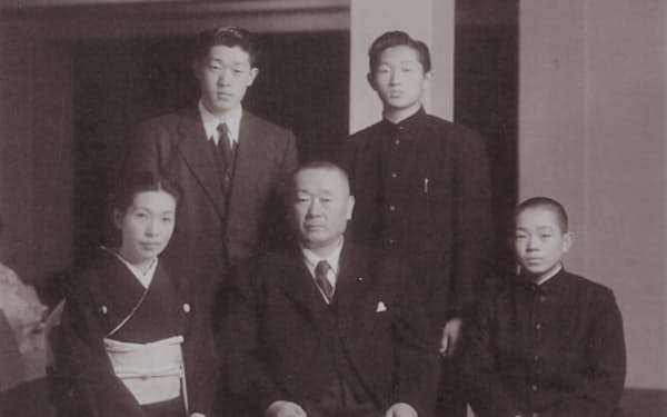 1955年ごろの家族写真。前列左から母の恒子、父の康次郎、筆者。後列左から義明、康弘
