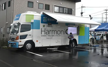 2020年7月の豪雨災害で派遣された肥後銀行の移動店舗車「ハモニカー」