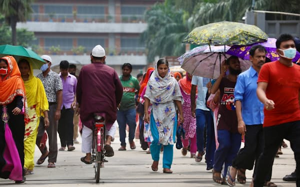 バングラデシュ首都ダッカにある繊維工場で働く人々（2021年7月）=ロイター