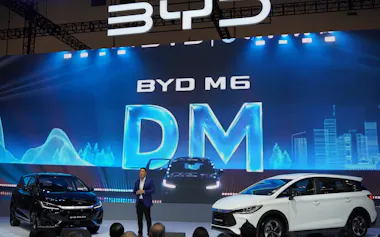 BYDはインドネシアで同社として初のPHV「M6 DM」を披露した(29日、ジャカルタ近郊)