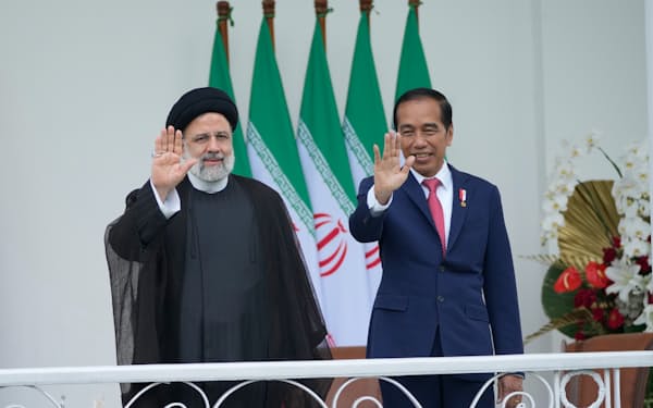 インドネシアのジョコ大統領は大統領宮殿にイランのライシ大統領を迎えた（23日、ジャカルタ郊外）＝AP