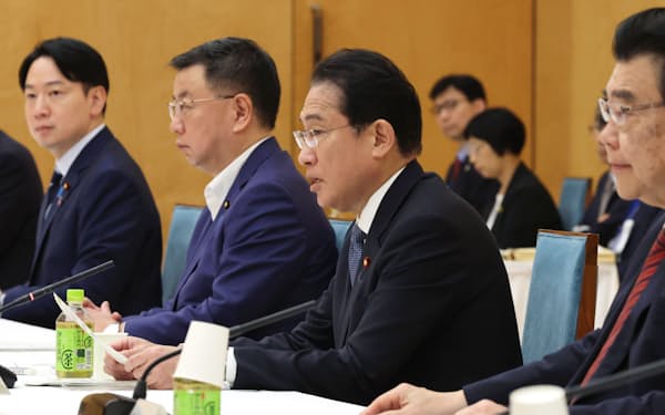 岸田首相は「消費税を含めた新たな税負担は考えていない」と表明した（22日、首相官邸）