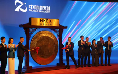 中国・中際旭創の上場式典(30日、香港)