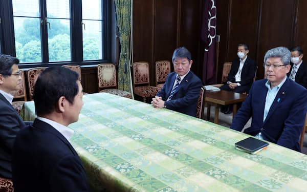 国会内で会談に臨む自民・茂木幹事長（左から3番目）と公明・石井幹事長㊧ら（23日）