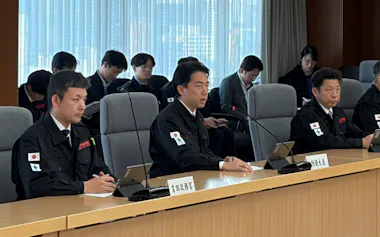 災害対策本部会議で自衛隊の活動状況を説明する小泉進次郎防衛相(左から2人目)(30日、防衛省内)