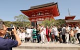 外国人観光客らでにぎわう京都の清水寺周辺（4月、京都市）