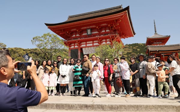 外国人観光客らでにぎわう京都の清水寺周辺（4月、京都市）