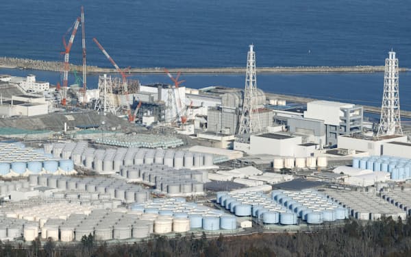 東京電力福島第1原発の敷地内に並ぶ処理水のタンク（1月）＝共同