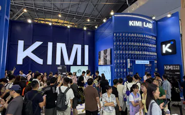 中国・上海市で開かれた世界人工知能大会に出展した月之暗面(ムーンショットAI)の展示(19日)