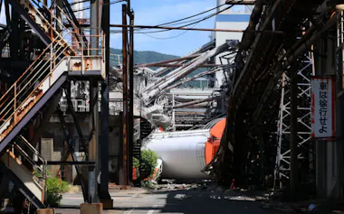 地震の影響で煙突が折れる被害があった日本製紙の八代工場(29日、熊本県八代市)