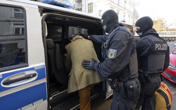 「ハインリッヒ13世」を名乗る男を逮捕した警察（2022年12月、ドイツ・フランクフルト）＝AP