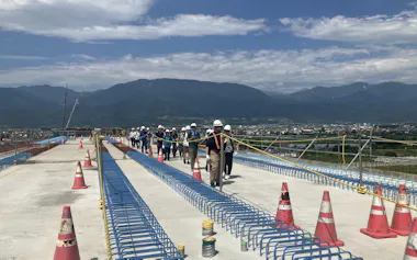 公開された釜無川橋りょうの建設現場
