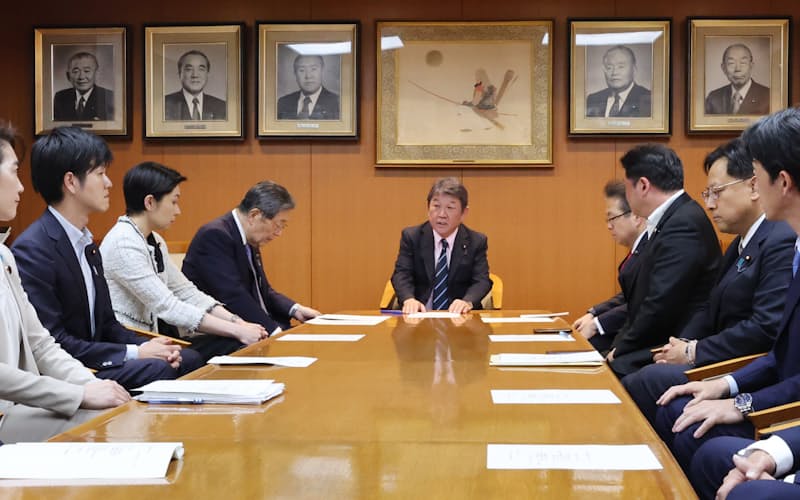 自民・茂木幹事長（中）が大阪立て直しを主導する（11日、党本部）