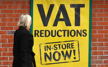 2008年の英税制改正でのVAT減税を受け、お買い得を訴える小売店のポスター。経済学者たちは何十年にもわたって累進的な消費税の導入を提唱してきた=ロイター