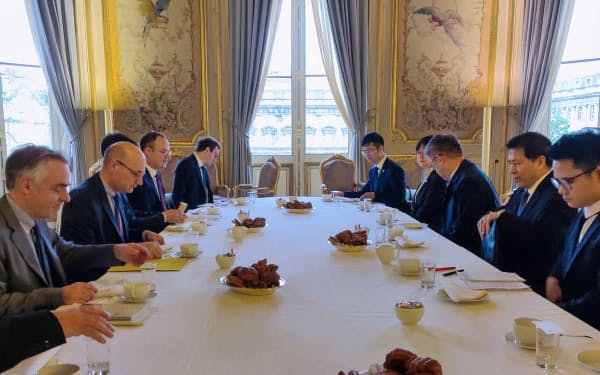 23日、パリでフランス外務省高官と会談する中国政府の李輝ユーラシア事務特別代表（右から2人目）＝中国外務省のホームページより、共同