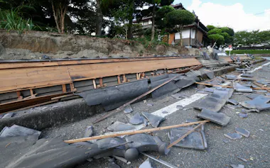 外壁や瓦が崩れ落ちた住宅(30日午前、熊本県宇城市)