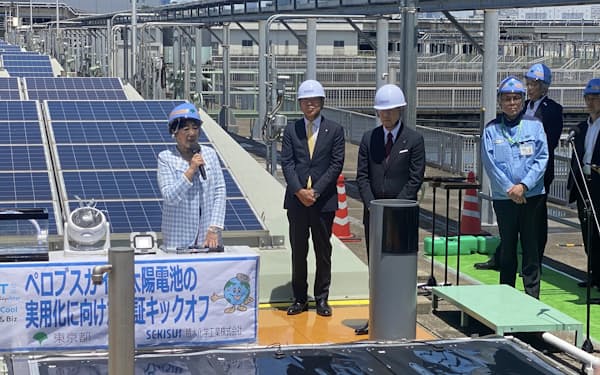 ペロブスカイト型太陽電池の実証実験を視察した小池百合子都知事㊧ら（24日、東京都大田区）