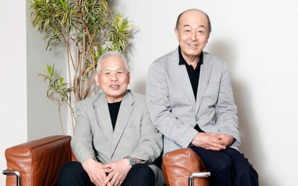 詩人の長田弘さん（左）と筆者（2013年、東京オペラシティ文化財団提供）