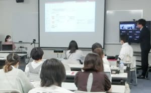 西村教授㊨が講義する「プロジェクトマネジメント演習」の授業風景