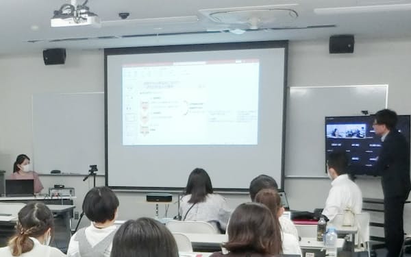 西村教授㊨が講義する「プロジェクトマネジメント演習」の授業風景