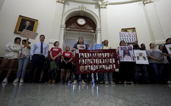 銃規制の強化を訴えるテキサス州小学校銃乱射事件の被害者の家族（8日、州議会議事堂）=AP