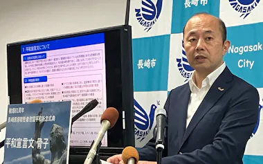 鈴木市長は「核兵器は絶対悪。人類とは決して共存できないと訴えたい」と話した(31日、長崎市役所)