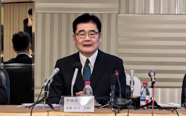 調査結果を発表する中国日本商会の本間哲朗会長(7月31日、北京市)