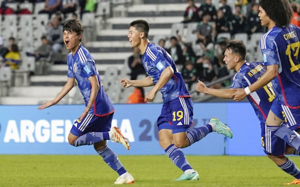 日本―コロンビア　前半、先制ゴールを決め、喜ぶ山根（左端）ら＝ラプラタ（共同）