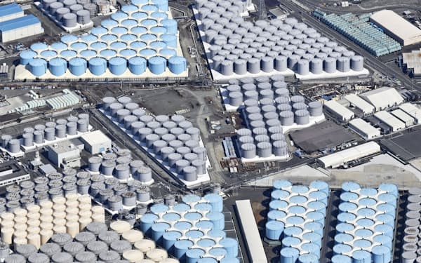 東京電力福島第１原子力発電所敷地内に密集して並ぶ処理水の貯蔵タンク(3月4日)