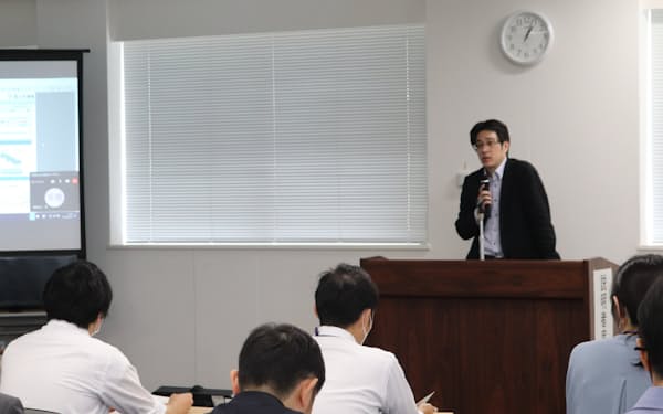 国交省は地域公共交通の再構築について説明会を開いた(25日、高松市)