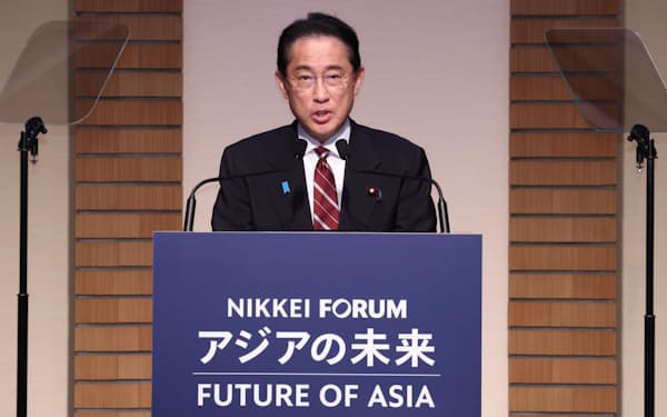 「アジアの未来」の晩さん会で演説する岸田首相（25日、東京都千代田区）