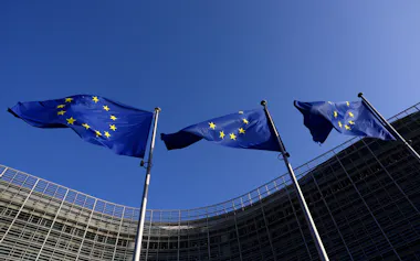 欧州連合(EU)の旗が掲げられたEU欧州委員会の本部=2月、ブリュッセル(ロイター=共同)