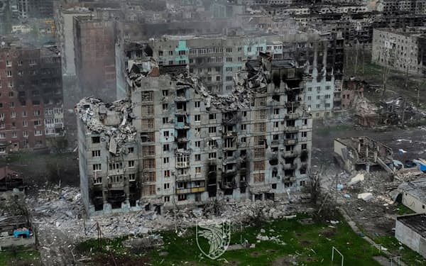 激しく損傷したウクライナ東部バフムトの建物=ロイター