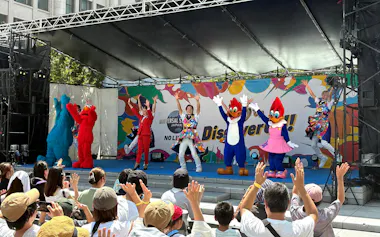 USJの人気キャラクターが25周年記念パフォーマンスを披露した(1日、大阪市中央区)