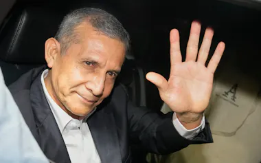 刑務所を出るウマラ元大統領(7月31日、リマ)=AP