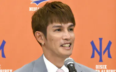 笑顔で引退記者会見に臨むオイシックスの陽岱鋼外野手(1日、新潟市)=共同
