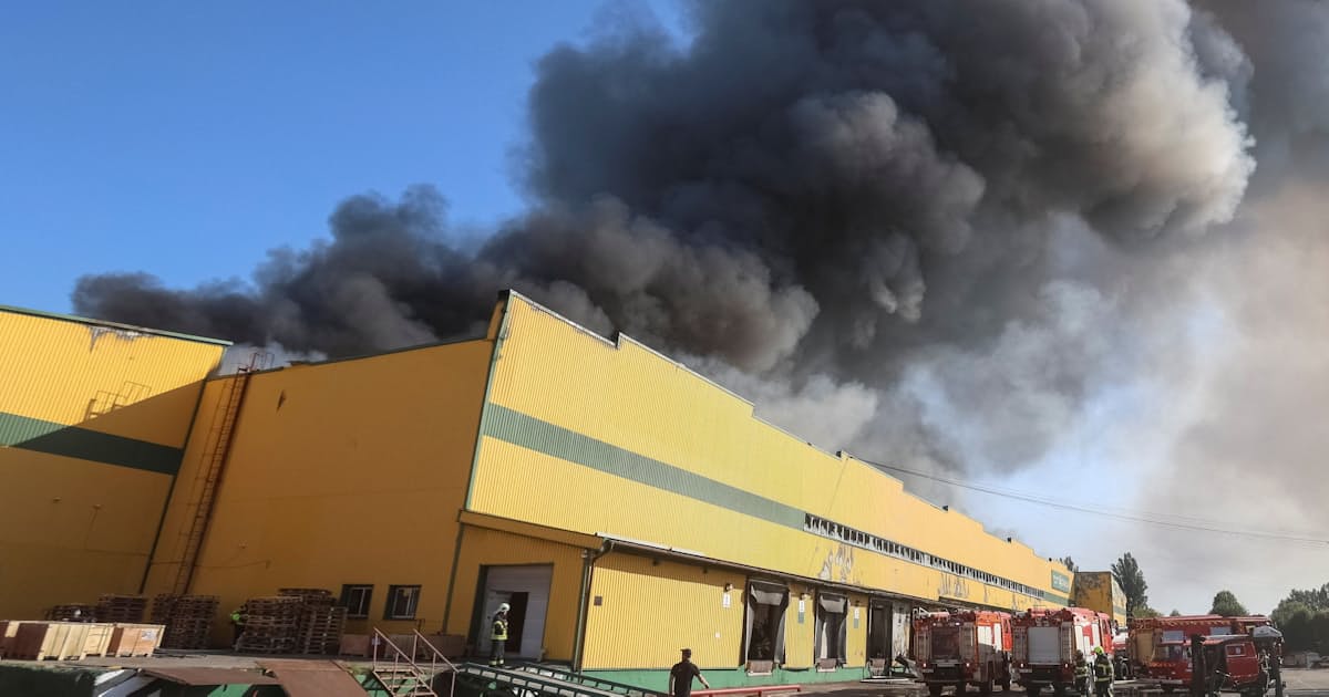 ロシアがキーウをミサイル攻撃、9人死亡 リトアニア大使館が損傷 - 日本経済新聞