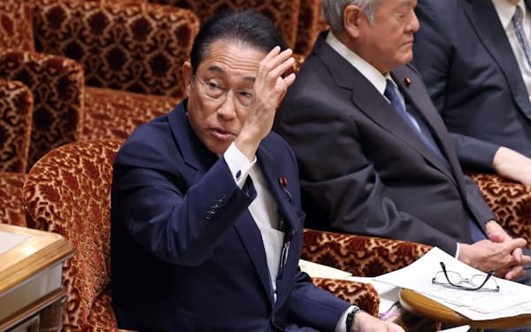 参院予算委で発言を求める岸田首相（26日）