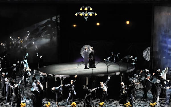 2010年６月上演のオペラ「鹿鳴館」＝三枝　近志撮影（新国立劇場提供）