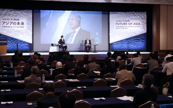 「アジアの未来」で講演するマレーシアのマハティール元首相(26日、東京都千代田区)