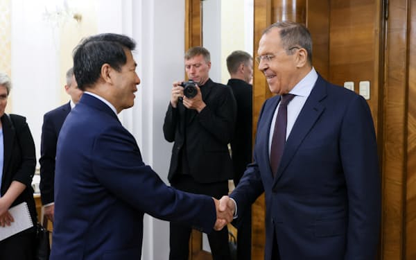 26日、ロシアのラブロフ外相と中国の李輝ユーラシア事務特別代表がモスクワで会談した＝ロシア外務省提供・ロイター