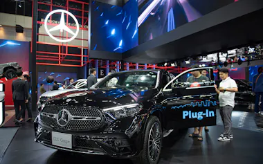 タイ国際モーターエキスポに展示されたメルセデス・ベンツ車。同社は米上院商務委員会に対し、コネクテッドビークル安全保障法案の規制緩和を求めている(2024年11月)=AP