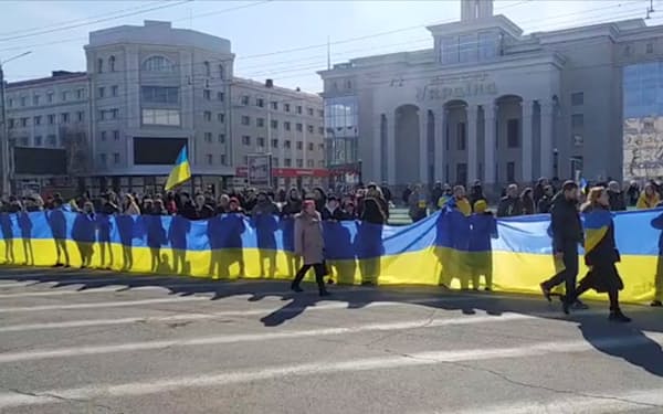 ウクライナ南部ヘルソン州ではロシアの侵略に対し、市民の抗議活動が起きた（2022年3月）＝ロイター