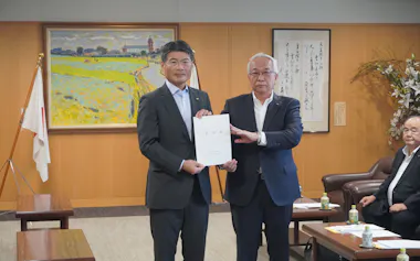 長崎県商議所連合会の森拓二郎会長(右)が平田知事に要望書を手渡した(3日、長崎県庁)