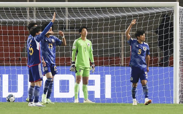 日本―イスラエル　試合終了間際、イスラエルに勝ち越しゴールを許し、立ちつくすGK木村（右から2人目）ら（27日、メンドサ）＝共同