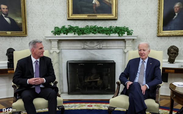 ホワイトハウスで協議を行うバイデン米大統領(右)とマッカーシー下院議長=22日、ワシントン(ロイター=共同)