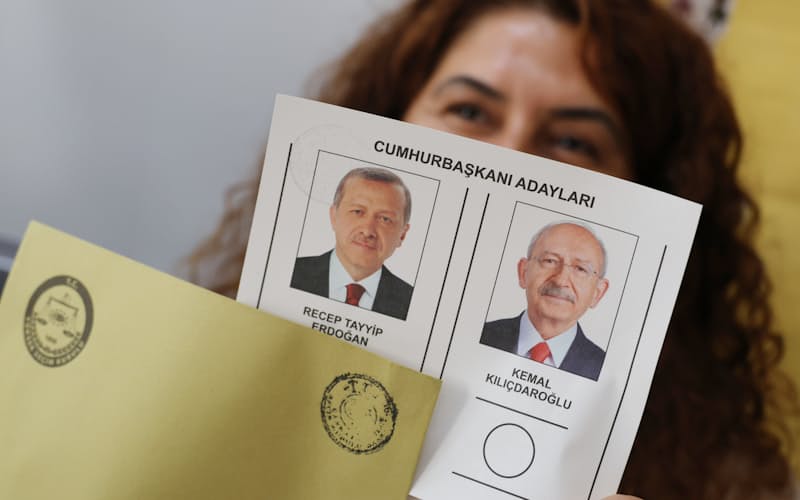 エルドアン大統領とクルチダルオール氏の写真が印刷された投票用紙（28日、トルコ・アンカラ）
