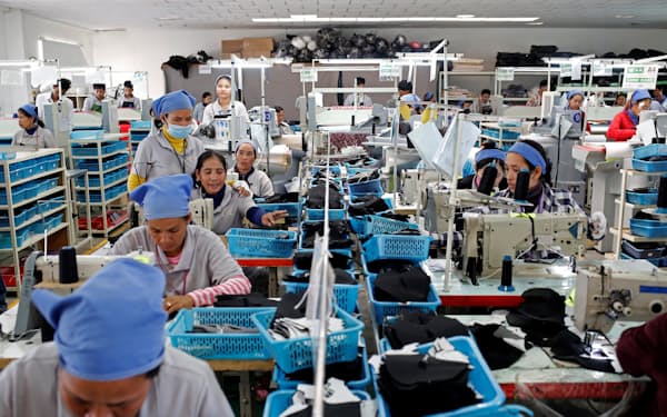 台湾の靴受託生産はアジア各地に拠点の分散を進めてきた（カンボジアにある台湾系の靴工場）=ロイター